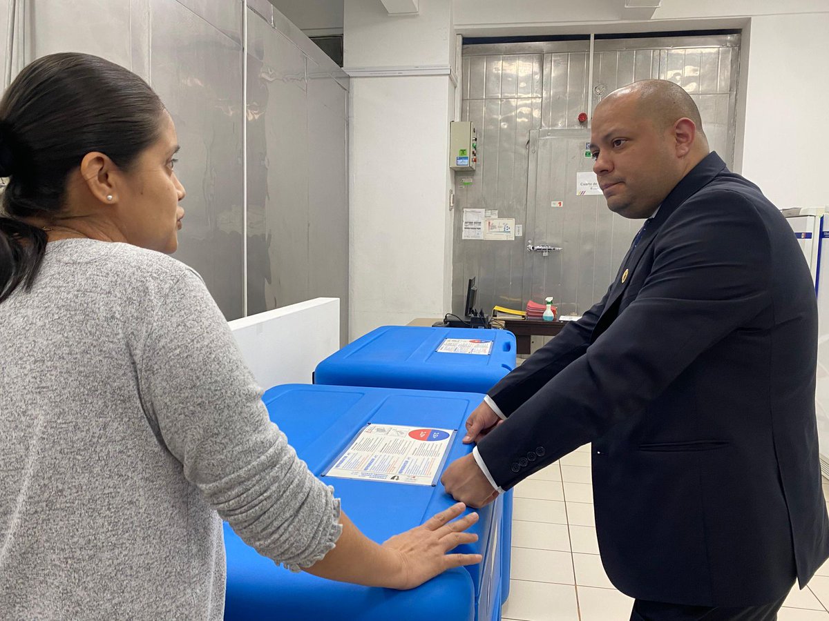 Salud_Ec's tweet photo. #ElNuevoEcuador | El ministro @Juan_SanchezMSP visitó el Banco de Vacunas en #Guayaquil, verificó el proceso del manejo, conservación y distribución de los biológicos que se administran a la población. 

Garantizando la seguridad, eficacia y correcto uso de las vacunas. https://t.co/hSH8CjjUqu