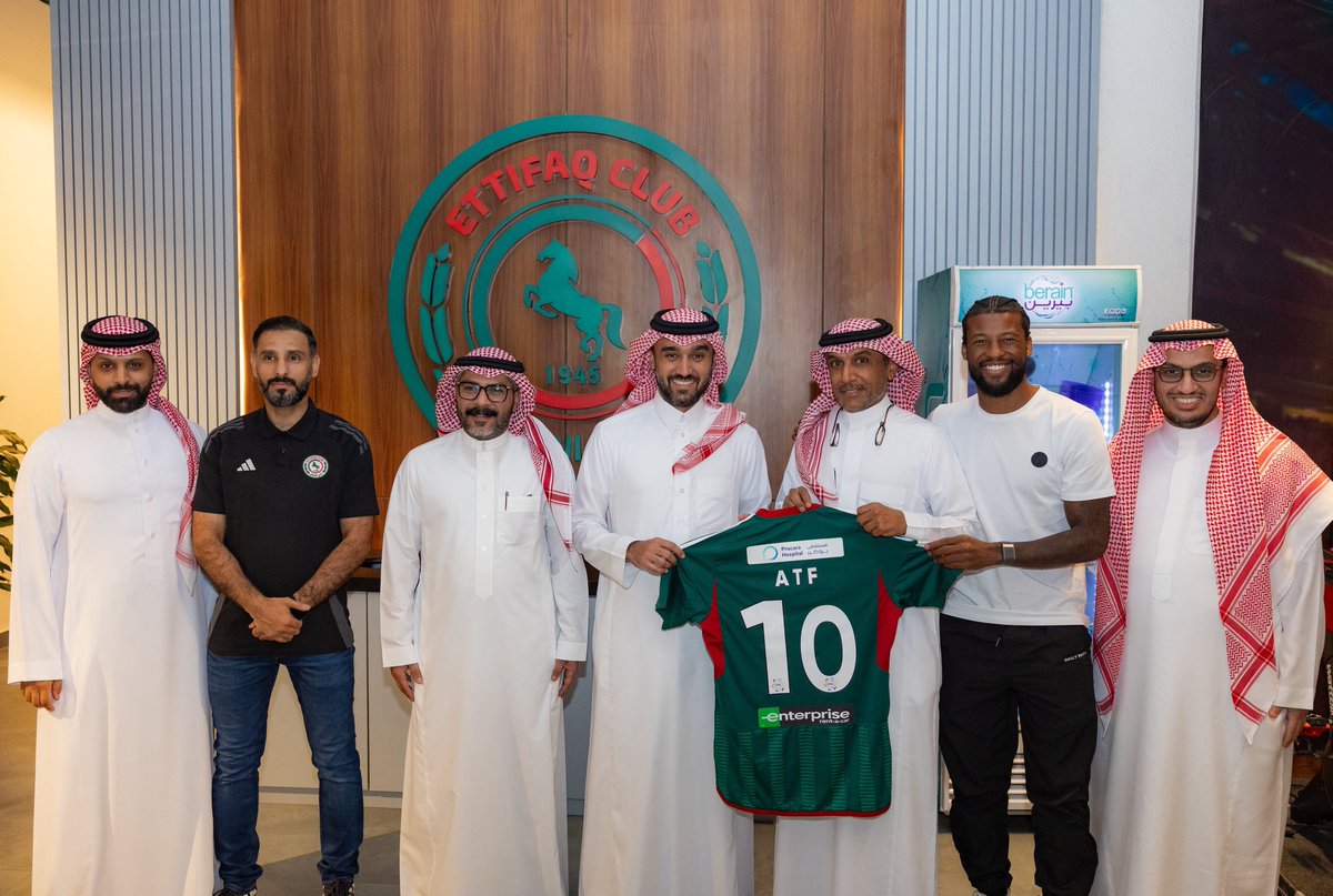 من زيـارة سمو وزيـر الرياضة الأمير عبدالعزيز بن تركي الفيصل لمقر نادي #الاتفاق 💚❤️🏟️