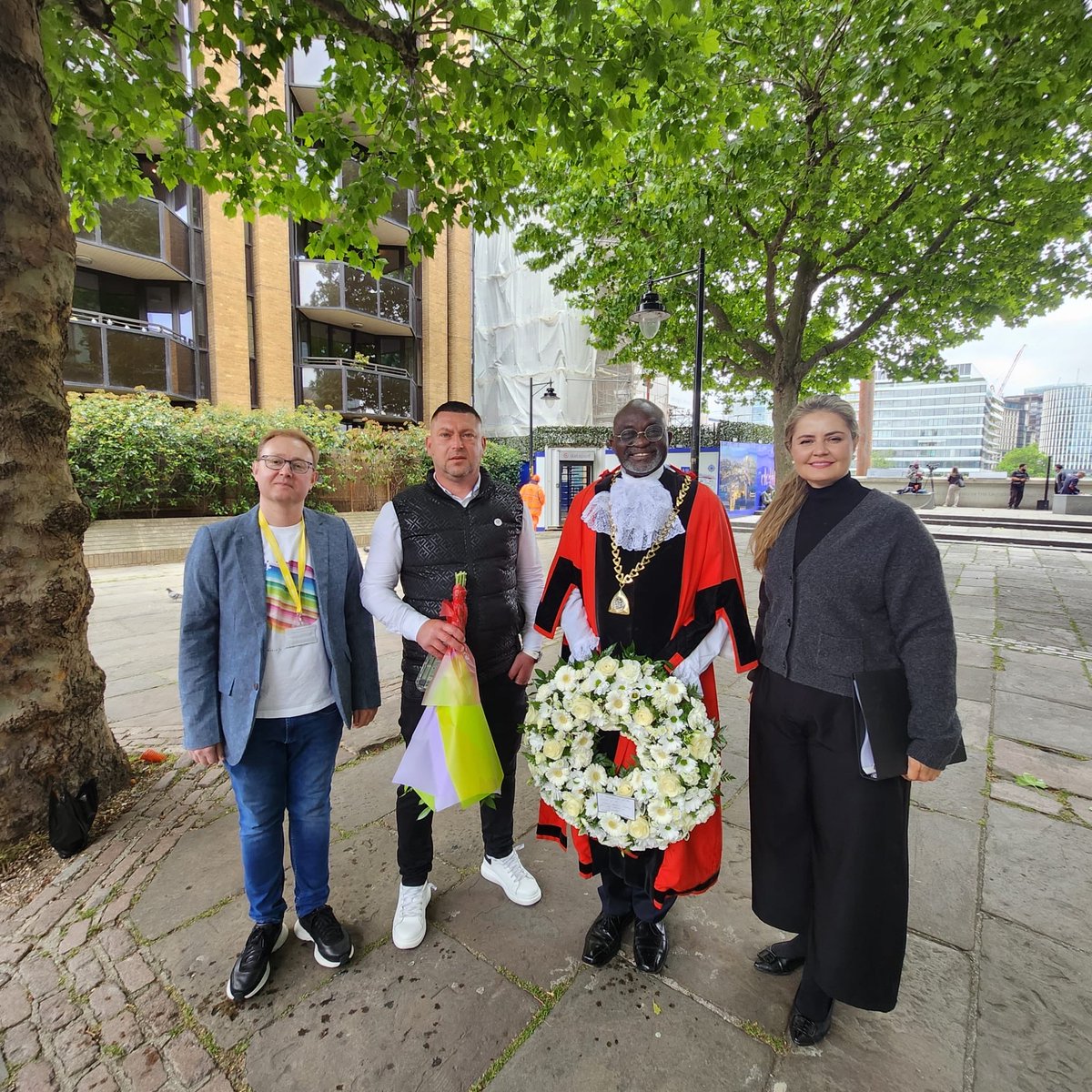 sunnylambe's tweet image. In loving memory of the #LondonBridge #Terroristattackvictims & solidarity with their loved & whole community @Southwarkcathed garden @BishopSouthwark @coyleneil @BetterBankside @lb_southwark @SouthwarkMayor @metpoliceuk