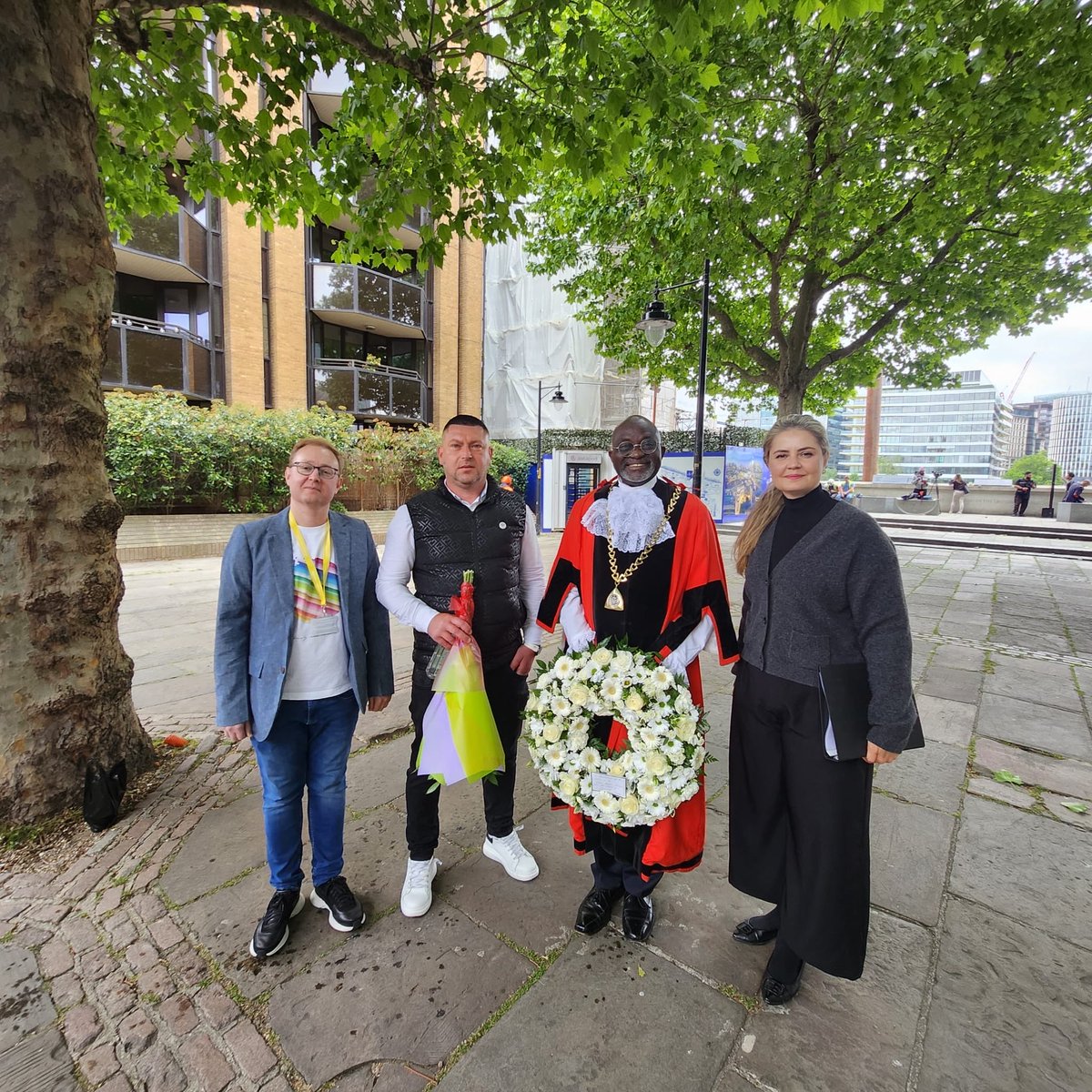 sunnylambe's tweet image. In loving memory of the #LondonBridge #Terroristattackvictims & solidarity with their loved & whole community @Southwarkcathed garden @BishopSouthwark @coyleneil @BetterBankside @lb_southwark @SouthwarkMayor @metpoliceuk