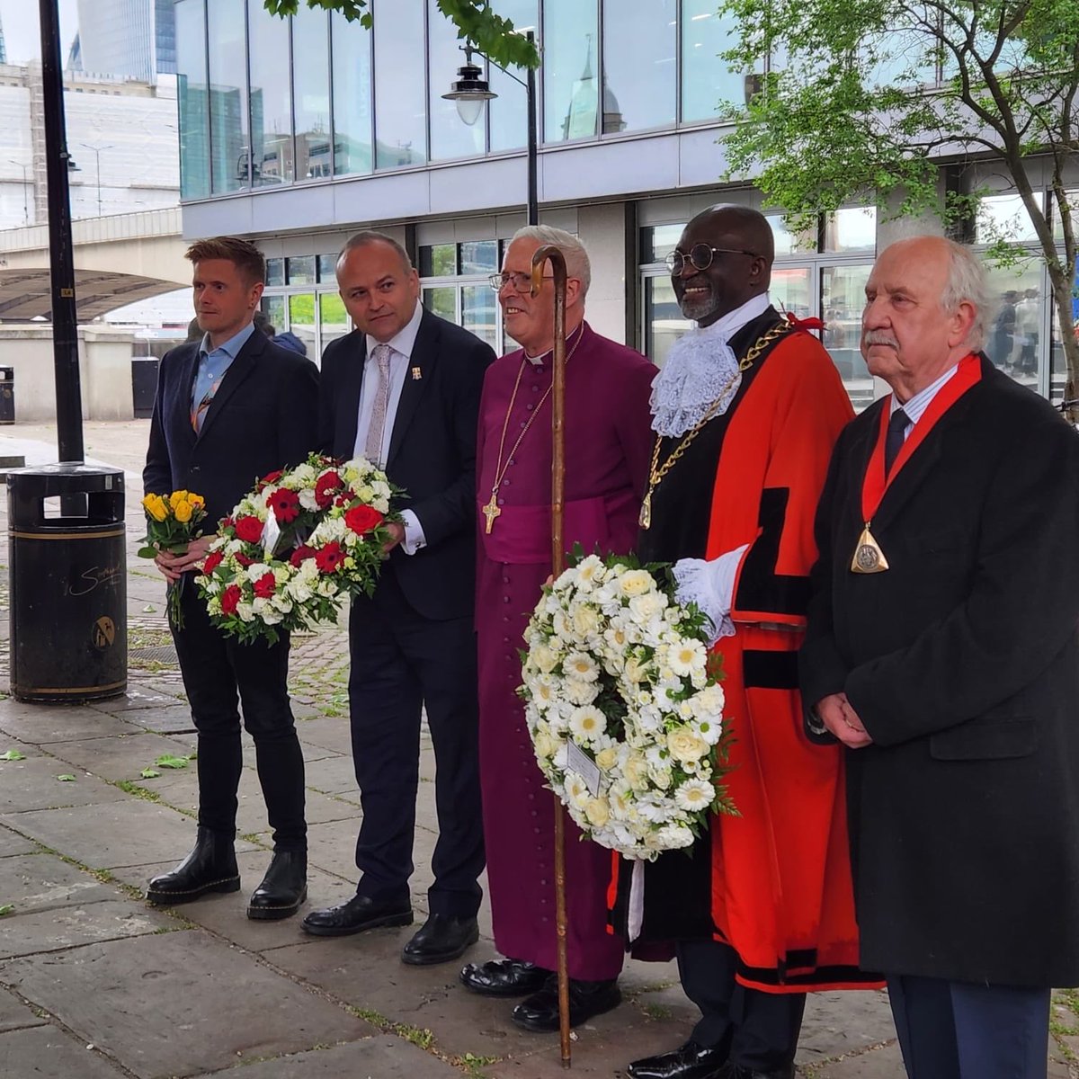 sunnylambe's tweet image. In loving memory of the #LondonBridge #Terroristattackvictims & solidarity with their loved & whole community @Southwarkcathed garden @BishopSouthwark @coyleneil @BetterBankside @lb_southwark @SouthwarkMayor @metpoliceuk