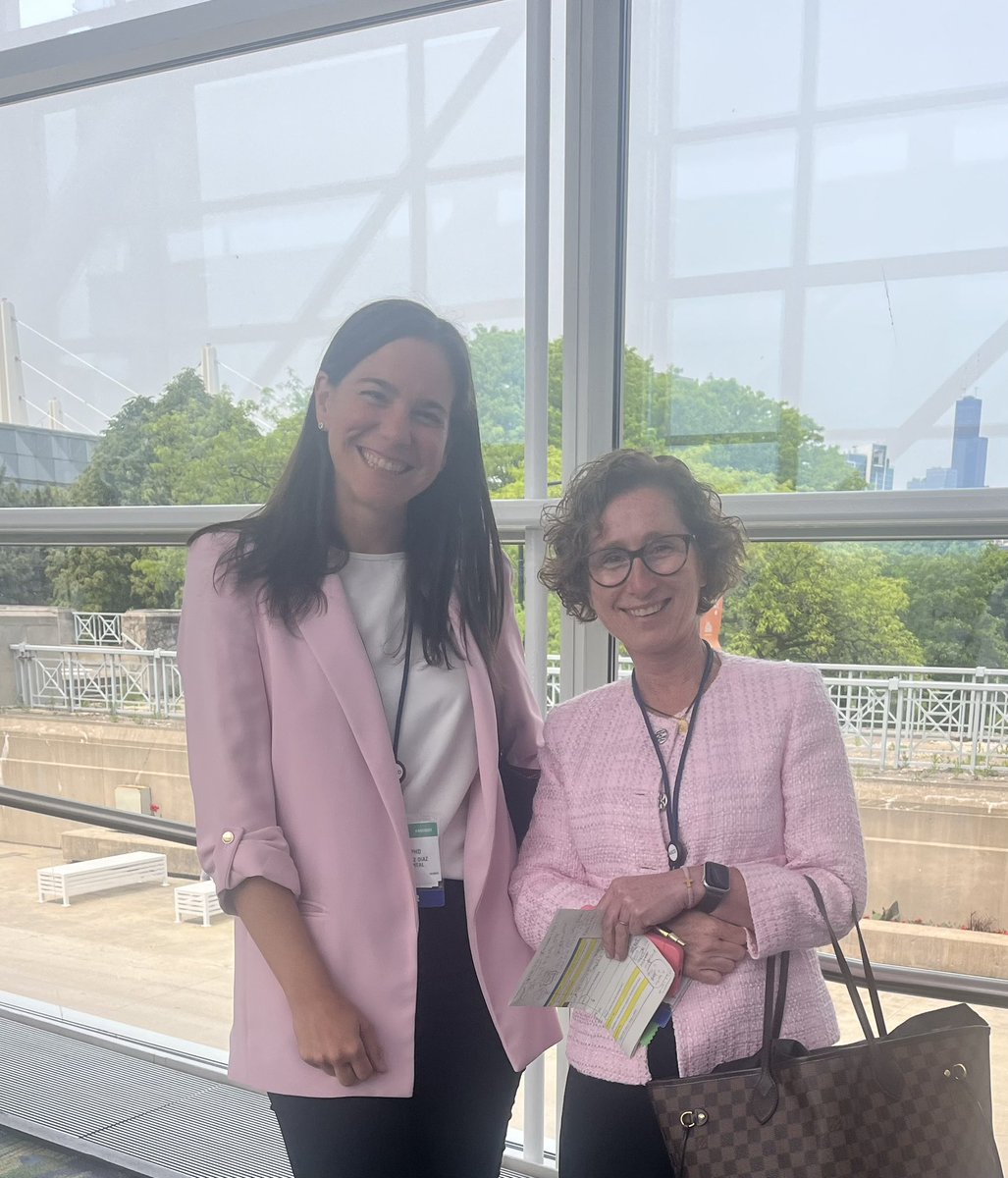 📸 from yesterday at #ASCO25

Cholangiocarcinoma turned from #Green to #Pink for a few hours! 
💚💗💚

#MatchingJackets at <a href="/ASCO/">ASCO</a> 

<a href="/MacarullaTeresa/">Teresa Macarulla</a> 🥰
<a href="/vicenttianfr/">TIAN TIAN</a> - great pic 😎