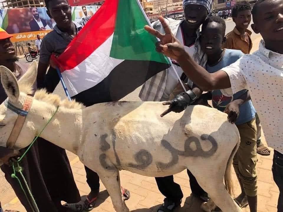 شوفو من زمان الشيريا هم مطايا للجلابة ...
انا مرات بقرأ المشهد بطريقة مختلفة
وبقول الجلابة فعلوا خيراً عندما قاموا بتطهير الخرطوم من الشيريا