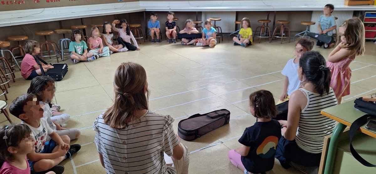 LaPalomaCEIP's tweet photo. Hoy ha venido a clase de música una mamá y hemos tenido un mini concierto de violín .
Hemos tocado el violín el resto de compis y participamos en una canción llevando el ritmo. 5 años de #LaPalomaCEIP https://t.co/dg18h8DBvC