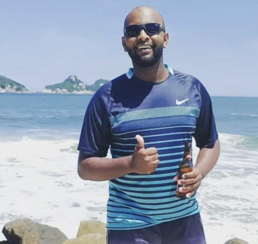 Weverton Antônio dos Santos, 28.

Foi torturado. Teve o vídeo da sua cabeça sendo degolada enviado para a família. Tudo ocorreu após criminosos acreditarem (erroneamente) que ele era informante da polícia.

Como Weverton era negro e trabalhador—e seus algozes não eram policiais,