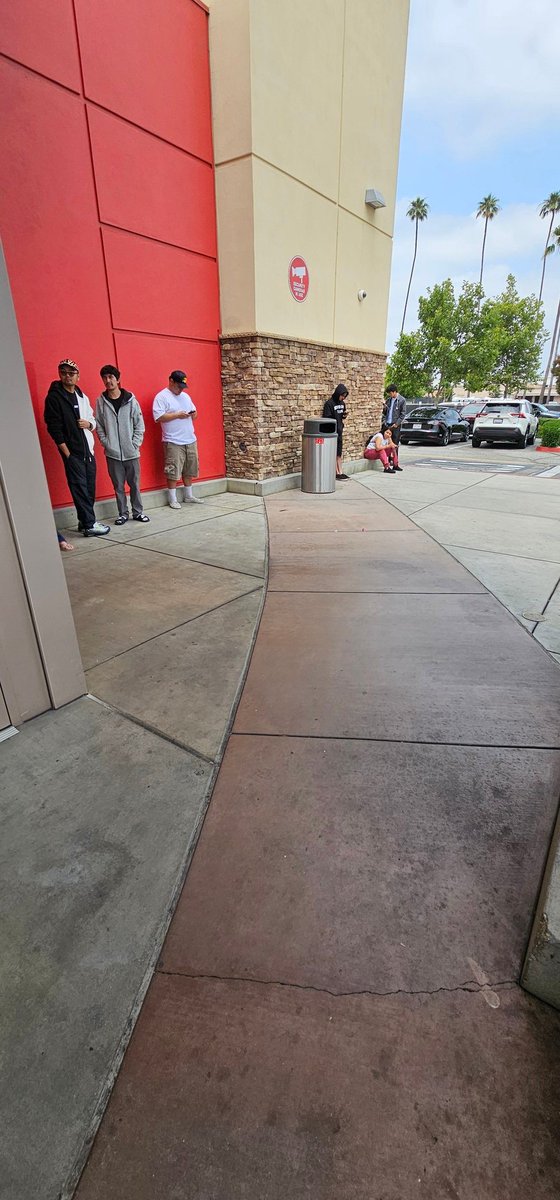 RepuRed89's tweet image. Anaheim Target in Euclid @LA_PTCGRestock @SquirtleTCGOC almost 15 in line