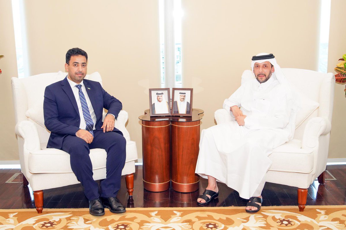 سررت بلقاء أخي وزير الصحة القطري السيد منصور بن إبراهيم آل محمود في الدوحة، حيث تباحثنا سبل التعاون و دعم قطاعنا الصحي بمشاريع مهمة تشمل إنشاء مشفى حديث بالاضافة الى ترميم ثلاثة مشاف وتجهيزها و توفير سيارات إسعاف وأجهزة طبية ودعم للحالات الطارئة.
نعمل من أجل صحة أفضل لشعبنا