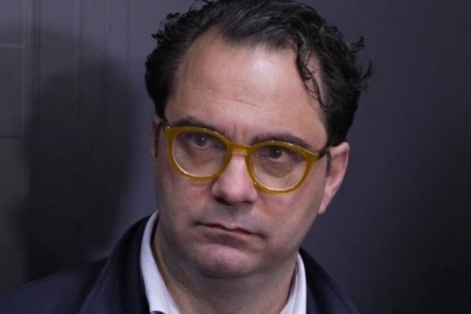 - 4 delanteros y 0 goles marcados en Liga
- 5 entrenadores desde que llegó
- Peor plantilla de los últimos 20 años
- 18 fichajes y solo 1 bueno
- Cómplice de los okupas

Se va el PEOR director deportivo de la historia del Sevilla. Junior y la directiva deben ser los siguientes.