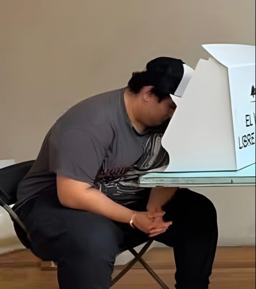 LHXanath's tweet image. El Rotoflán sigue buscando el menú de los tacos de trompa.....