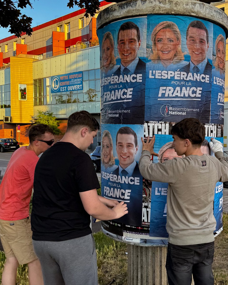 RnjMoselle's tweet image. Ce week-end, les militants du @RnjMoselle de la 5ème circonscription étaient sur le terrain pour rafraîchir les panneaux d’affichage !
Jusqu’à la victoire ! 💪🇫🇷
#moselle #rnj #rn