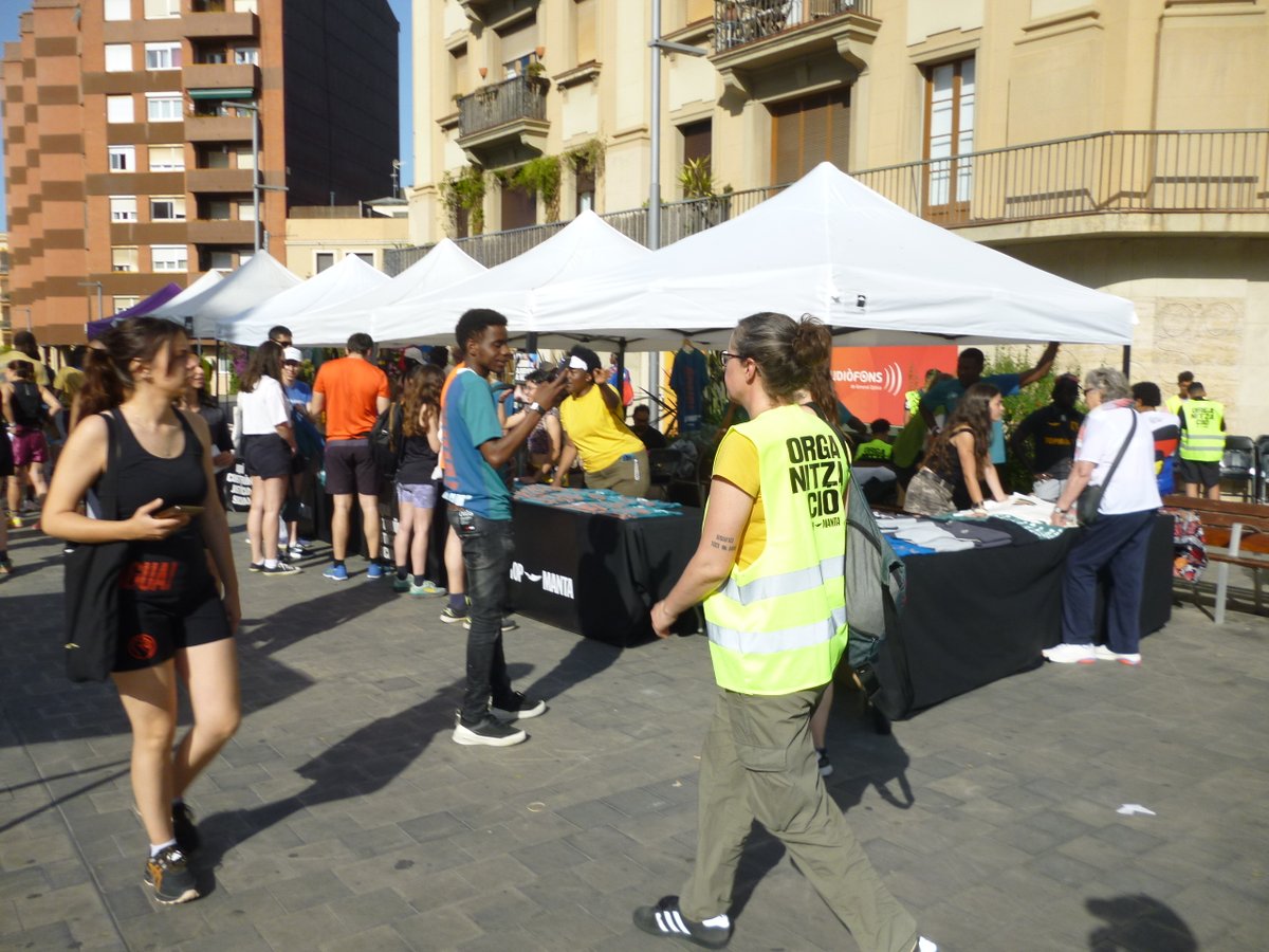 sants3radio (@sants3radio) on Twitter photo La lluita contra el racisme inunda el barri de Sants amb la primera #Cursa #Antiracista de la història.🏃♀️🏃♂️
Al #SantsMontjuïcAlDia escoltem entrevistes amb els corredors i discursos finals de <a href="/sindicatomanter/">✳️ Sindicat Manter BCN</a>.
🎧Audio👉go.ivoox.com/rf/149097090
📰Notícia📸👉el3.cat/noticia/101726… La lluita contra el racisme inunda el barri de Sants amb la primera #Cursa #Antiracista de la història.🏃♀️🏃♂️
Al #SantsMontjuïcAlDia escoltem entrevistes amb els corredors i discursos finals de <a href="/sindicatomanter/">✳️ Sindicat Manter BCN</a>.
🎧Audio👉go.ivoox.com/rf/149097090
📰Notícia📸👉el3.cat/noticia/101726…