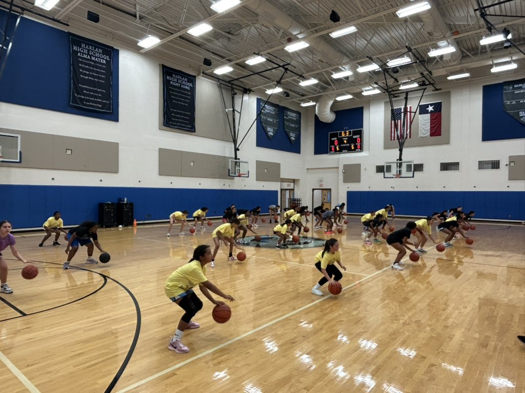 Hawkgirlshoops's tweet photo. Another great day of camp! Can’t wait to finish out strong with our future hawks!! #HawkYeah https://t.co/3wPVEoGBKx