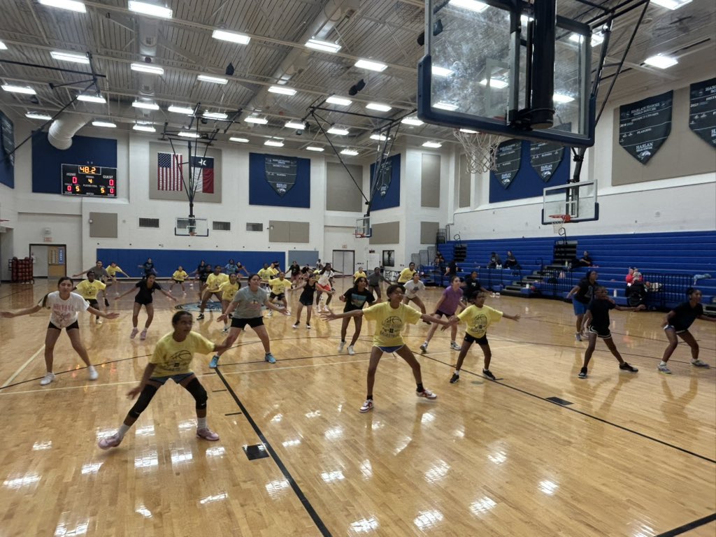 Hawkgirlshoops's tweet photo. Another great day of camp! Can’t wait to finish out strong with our future hawks!! #HawkYeah https://t.co/3wPVEoGBKx
