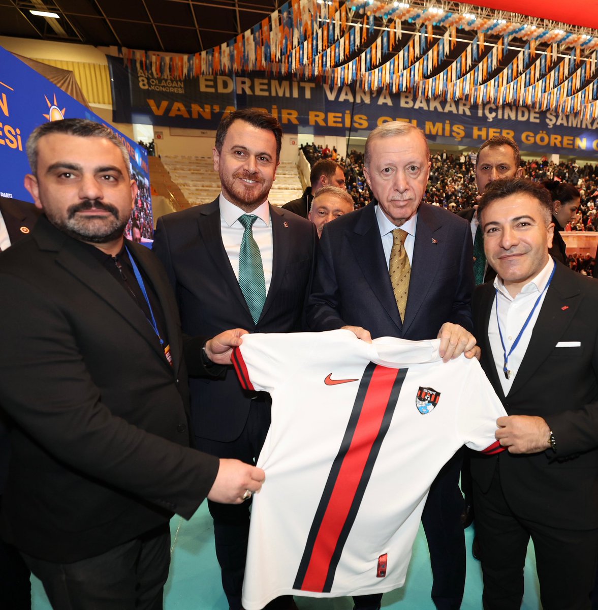 Yıl içinde Sayın Cumhurbaşkanımıza Vanspor formamızı takdim ederken, “O sene bu sene” demiştik. Uğurlu geldi… Şimdi o forma, şampiyonluk kupamızla aynı karede hafızalara kazındı. #Vanspor #sampiyon #RecepTayyipErdoğan #Cumhurbaşkanı #TürkiyeYüzyılı #osenebusene <a href="/RTErdogan/">Recep Tayyip Erdoğan</a>