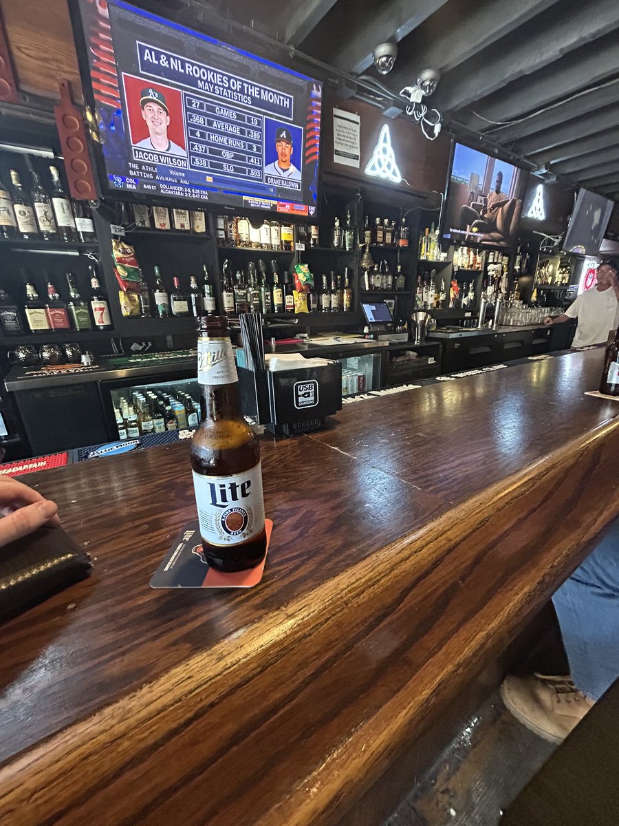 BreastLoverDan's tweet photo. 8 hour work day, right to the pub https://t.co/kwyywjOdEK