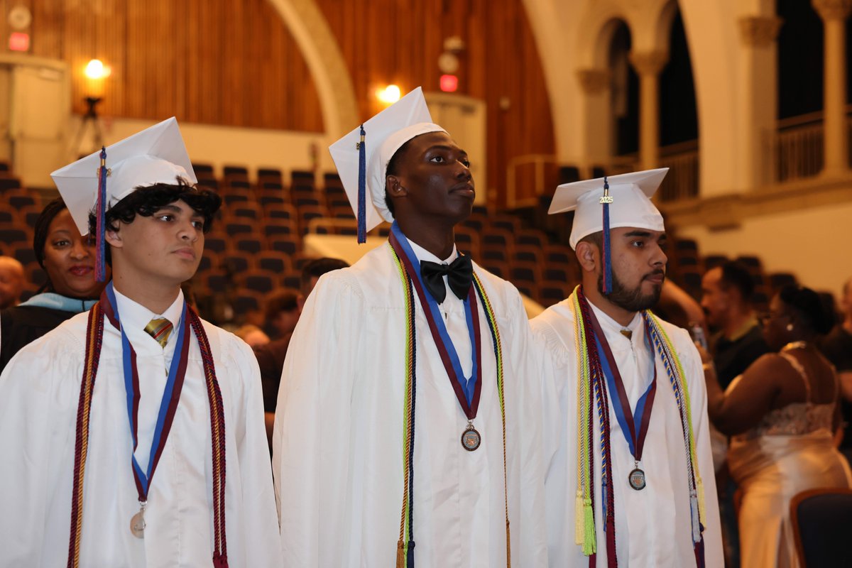 MDCPS's tweet image. To the graduating seniors of @YMPA_LIONS, the #Classof2025, your hard work has brought you to this moment, and your future holds endless possibilities. Keep striving, keep leading, and take this next step with pride.
#MDCPSGrad #YourBestChoiceMDCPS