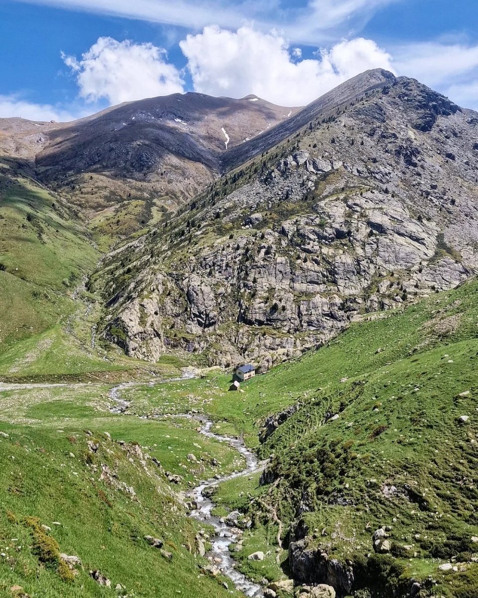 ricardrigall's tweet photo. Retorn a Coma de Vaca, joia del Pirineu. Al fons, el Balandrau. #comadevaca #refugicomadevaca #balandrau #queralbs #ripollès #hiking #primavera2025 https://t.co/FmNnRVyxEl