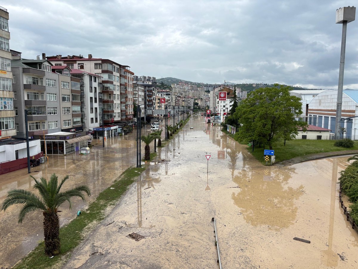 Burası AKP yonetimindeki Trabzon.
Ya bu manzara CHP li bir belediyede olsaydı.

Ne olurdu ?