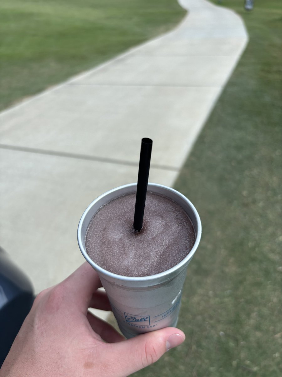 daksthirdleg's tweet photo. Frozen transfusion is the best beverage I’ve ever had on the course https://t.co/KqAvlNapJt