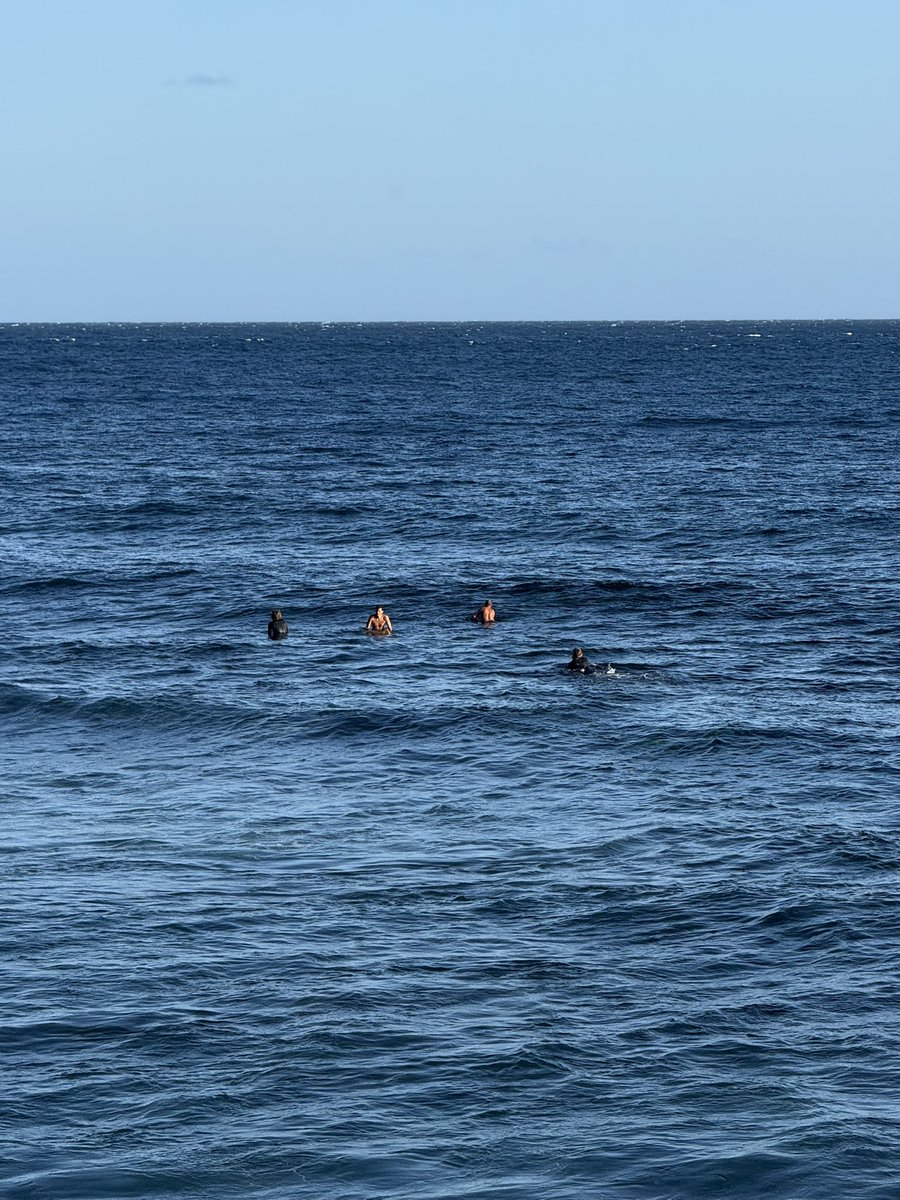 Sharing the few waves we got with the boyz 🤙