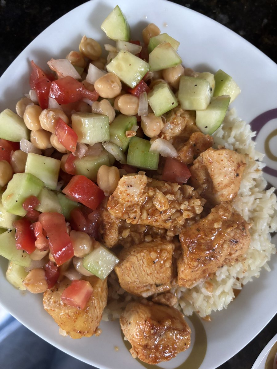 Hoy se entrenó pierna intensamente, así que toca meterle más punch a la comida: arroz + pechuga de pollo salteada con ajo y paprika + ensalada de garbanzos 😍❤️