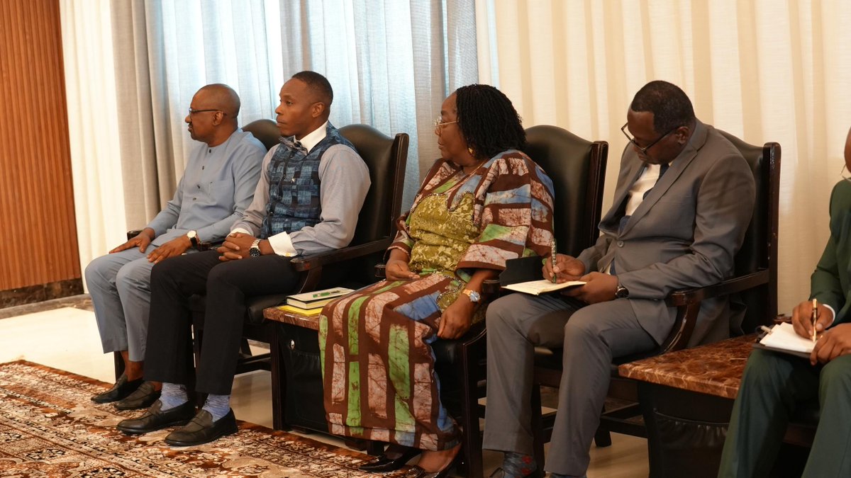 #Freetown - En visite en Sierra Leone, le Premier ministre Ousmane SONKO a été reçu ce mardi 03 juin par le Président Julius Maada BIO au State House de Freetown. Après un entretien privé, une réunion élargie aux deux délégations a permis d’échanger sur les perspectives de