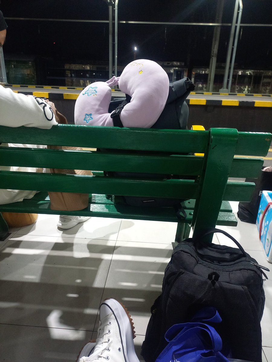 Rinta_RNA's tweet photo. @unmagnetism Nunggu kereta otw Jakarta nih. Siap ketemu di GBK dari jogja 😁 https://t.co/sAn5ILuXMc