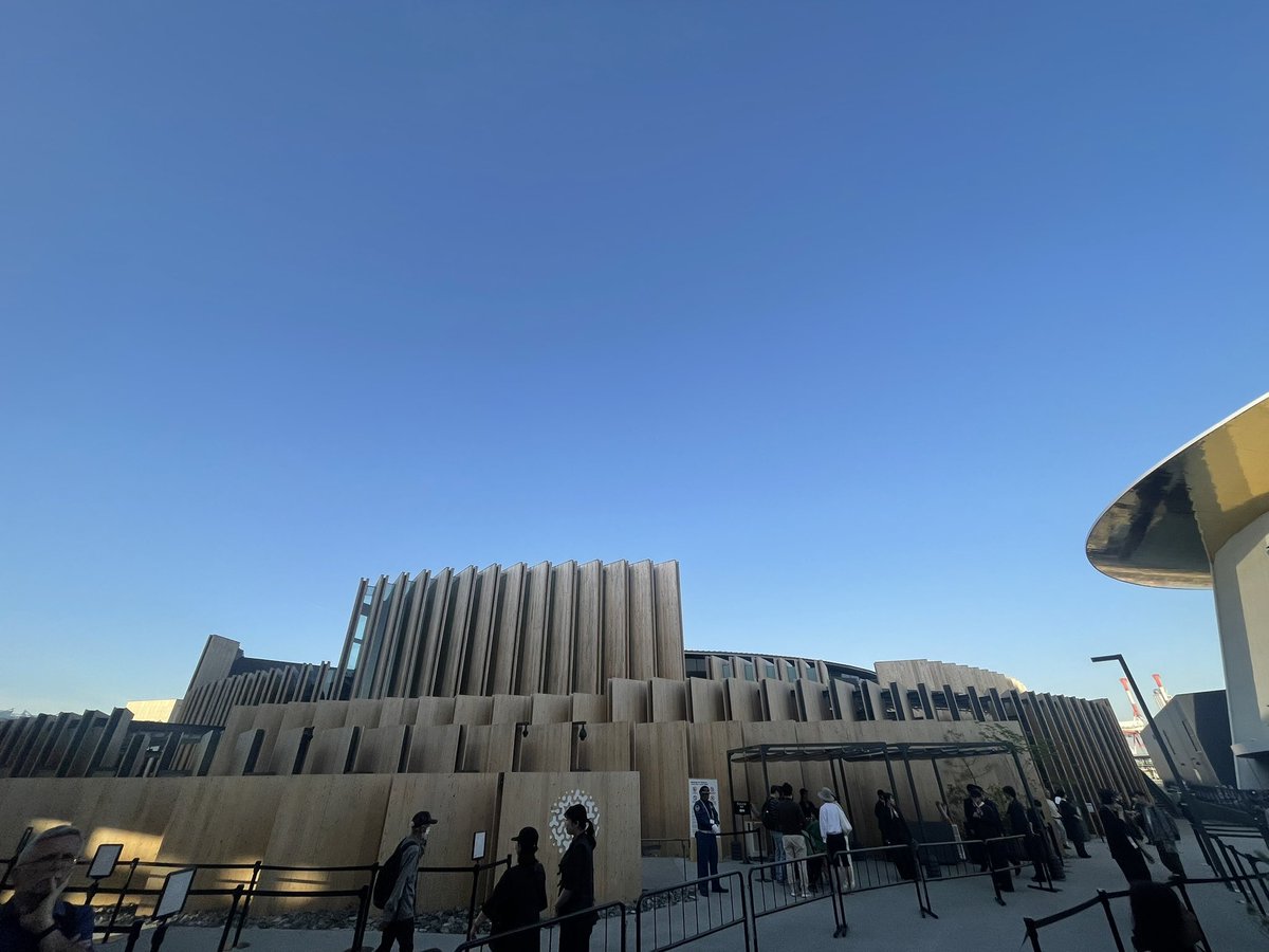 ping_jig's tweet photo. 【大阪万博　建築評価】
【日本館】　★★★
流石は日建設計といったところで、内外デザイン、動線計画、展示コンセプトとの調和など、どの点をとっても考え抜かれているのがよくわかる。

メインの建材としているCLT版はリユースを前提としており、来場者のシーケンスは回遊型の動線となっており、全体として「循環」というパビリオンのテーマのもと統合されている。パビリオンの規模からいっても大人数のチームであっただろうが、ここまで全体が「循環」という統一テーマのもとに統合されているのは相当なチーム力を感じる。

一方で、良くも悪くも無難なデザインに収まっていることと、写真収まりの良いメインファサードがいまいちよく分からないのが欠点か。これが日本館といった写真映え要素は、現代の情報社会における建築においては無視できないと考えているため★3とした。

#大阪・関西万博 #万博 #EXPO2025 #日本館