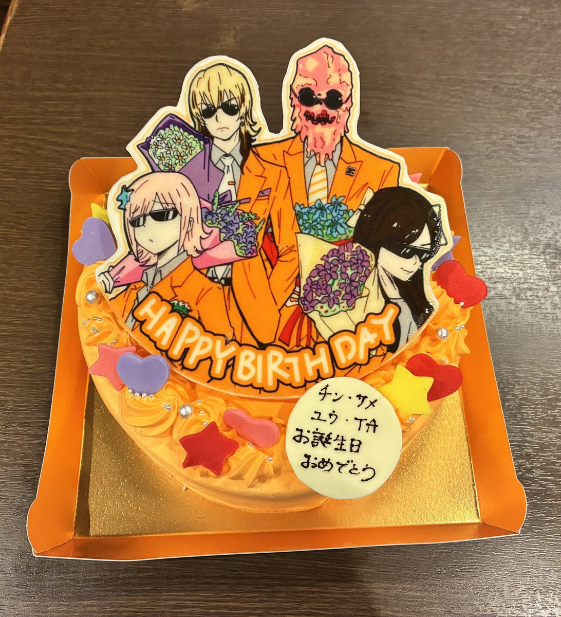 さっきも画像だけ載せてしまいましたがこちらはケーキ！サメマンって花束こうやって持ちそうだよなぁって思った所から出来ました！一応みなさんの誕生日花なんですよ^_^わかりにくいけどサメマンの胸ポケットに、けろっぱも居ますw
＃不思議BOYS