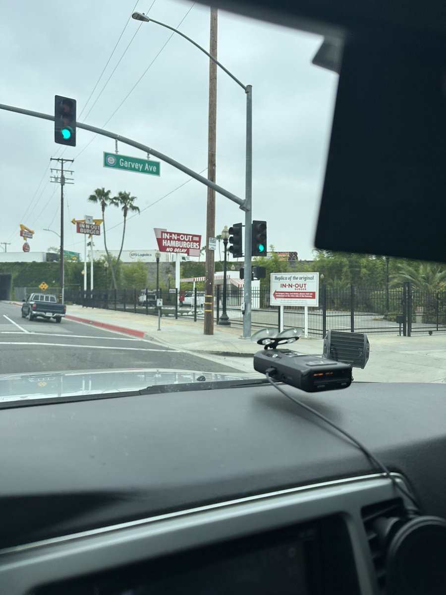 草 意外遇见了第一家IN-N-OUT的旧址
然后桥隔壁就是纪念品店和新的IN-N-OUT 乐