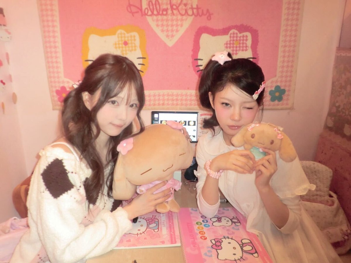 ⠀꒰ 𝘋𝘳𝘦𝘢𝘮𝘭𝘢𝘯𝘥 𝘥𝘢𝘺 ꒱⠀Today felt like a page out of a fairytale diary 💌☁️ I spent the whole time surrounded by pink clouds, plushies, and the sweetest company ever~ Everything was soft and warm, just the way I like it. ♡%