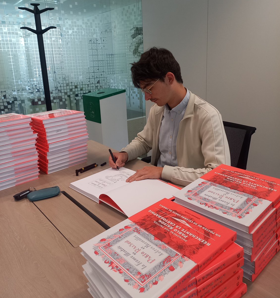 Petite annonce !

Si ça vous dit, avec mon éditeur j’ai signé et illustré 50 exemplaires de mon livre « La France Illustrée » aux éditions Armand Colin 

Ils sont disponibles à partir de maintenant sur le site de Dunod:
dunod.com/histoire-geogr…