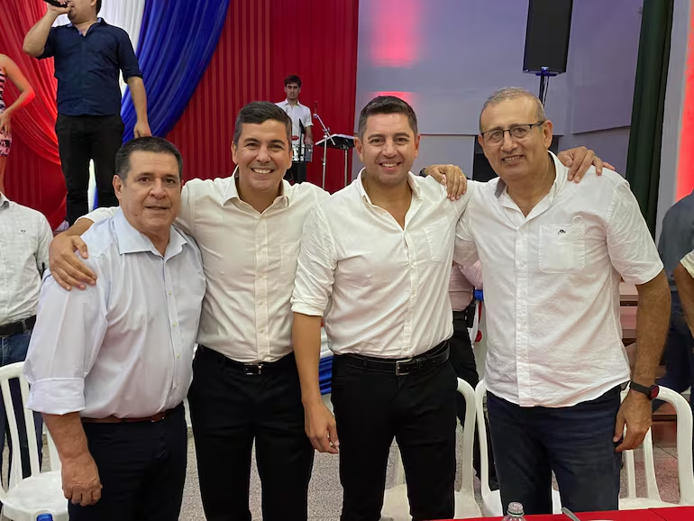 Mientras Marset sigue prófugo en algún lugar del mundo y eludiendo a INTERPOL y otras policías regionales, aqui su amigo, Presidente del Dpvo. Capiatá, donde jugó él, comprándose el puesto de numero 10, y socio (?) Erico Galeano, acusado por tres delitos, que van de lavado de