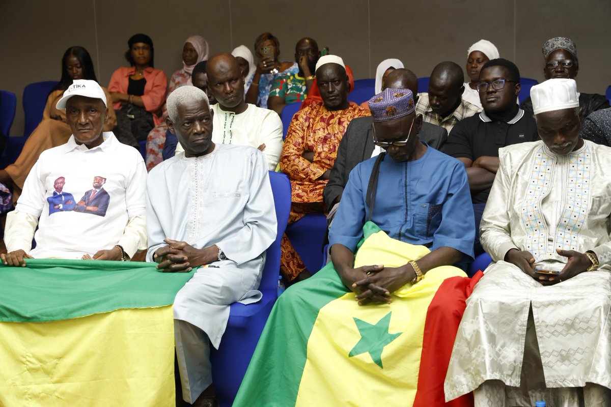 Le Premier ministre Ousmane SONKO a rencontré dans la soirée du lundi 2 juin 2025, la communauté sénégalaise établie en Sierra Leone.  

Njiitu Jëwriñ yi Usmaan SONKO daje na, ci guddig altine 2i fani suwe 2025, ak doomi Senegaal yay dund ca Siyeraa Lewon.  

#GouvernementSN