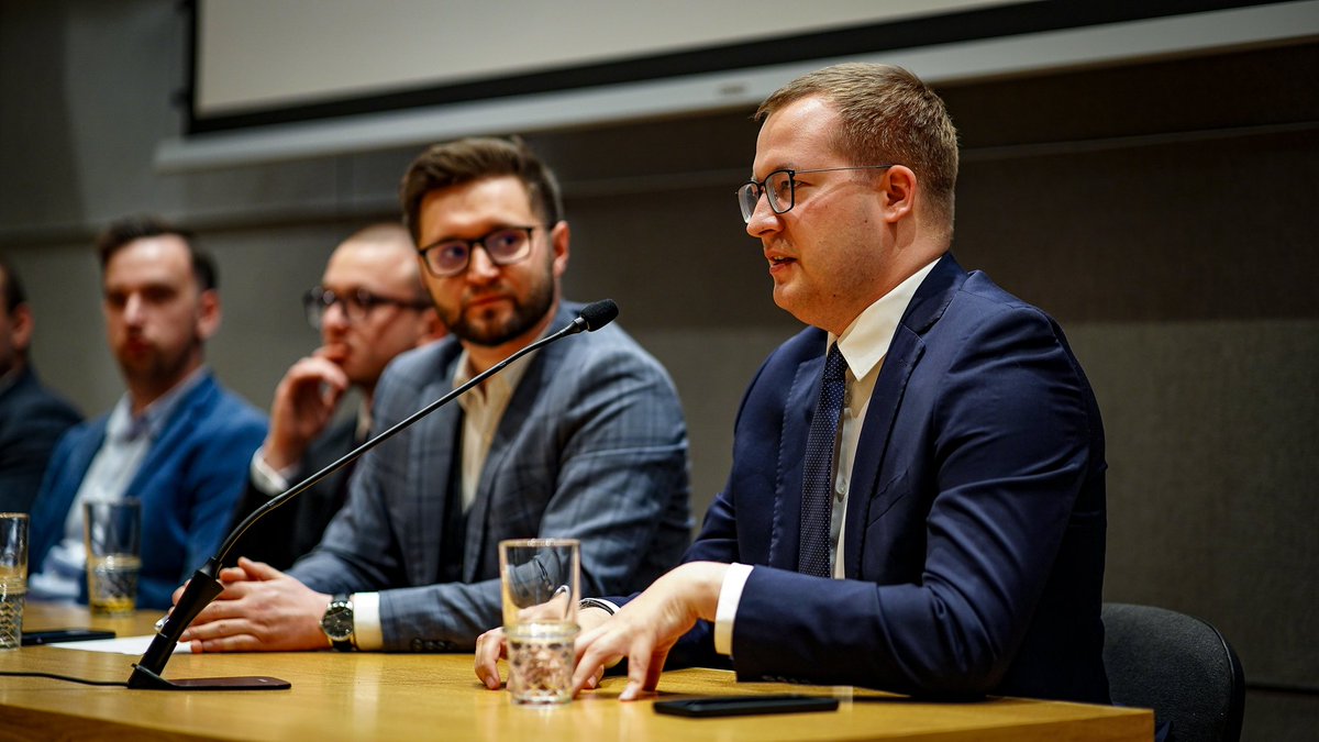 KoLiber_org's tweet photo. 🔵JAKIE WYZWANIA STOJĄ PRZED SPOŁECZEŃSTWEM OBYWATELSKIM ORAZ TRZECIM SEKTOREM?

📣Podczas szóstego panelu Kongresu toczyliśmy debatę w temacie NGO, starając się określić nadchodzące wyzwania wobec trzeciego sektora oraz staraliśmy określić możliwie dobre wzorce budowy NGO. https://t.co/OPATDrOReZ