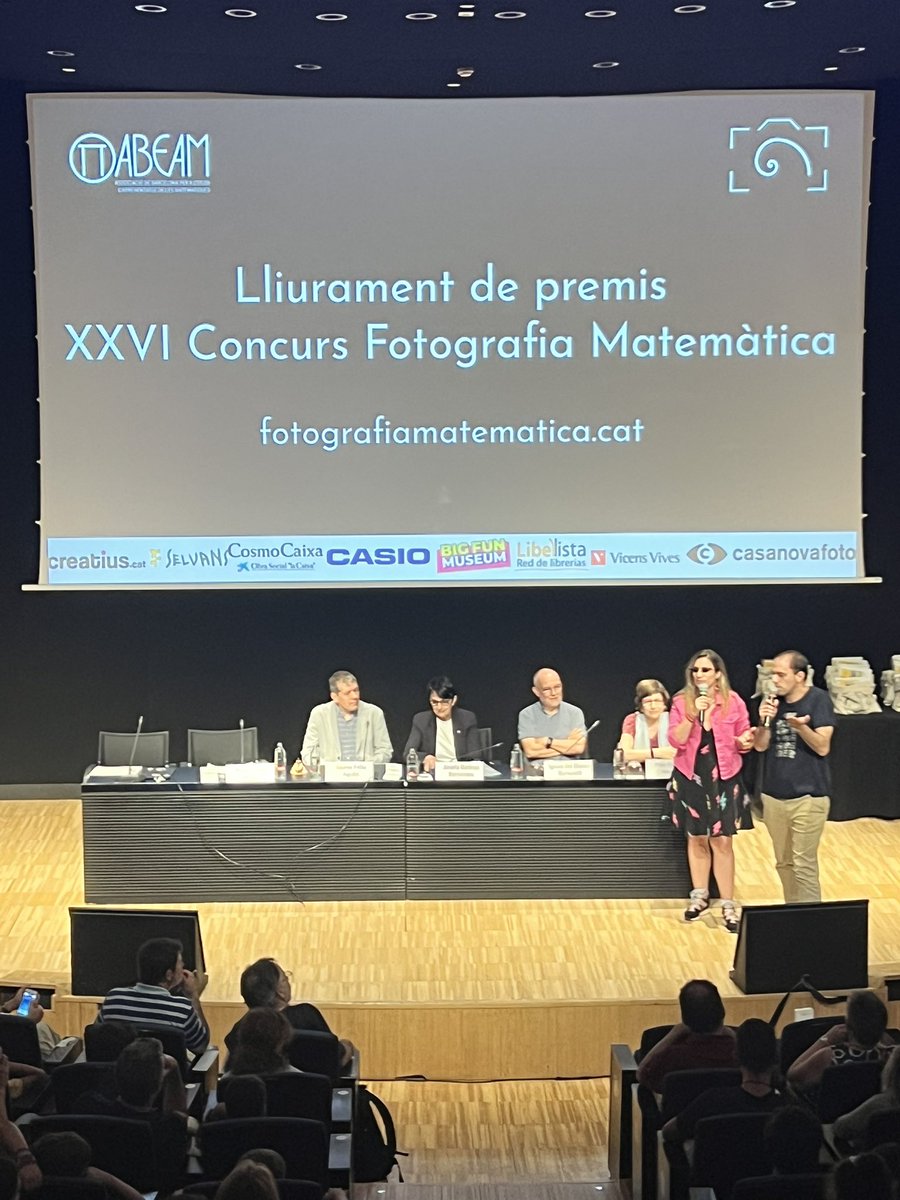 Hem començat l’entrega de premis i l’Anna i el Carles no paren de veure matemàtiques arreu..:
Gràcies <a href="/matesAbeam/">ABEAM</a> !!!!
#26fotomatiques