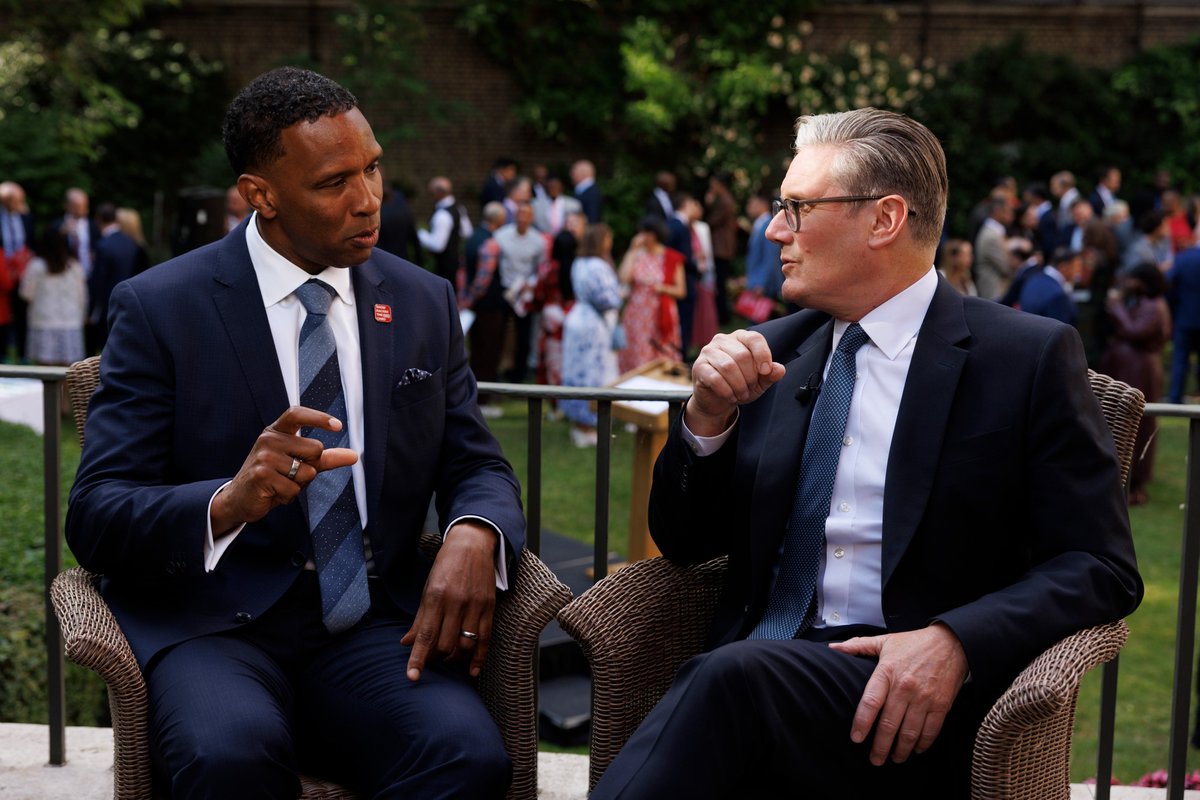 Former national footballer &amp; broadcaster Shaka Hislop 🇹🇹 was honoured at 10 Downing St for founding Show Racism the Red Card and decades of anti-racism advocacy. PM Keir Starmer praised his impact in tackling racism through sport and education. 
Read more: bit.ly/4mKqP9S