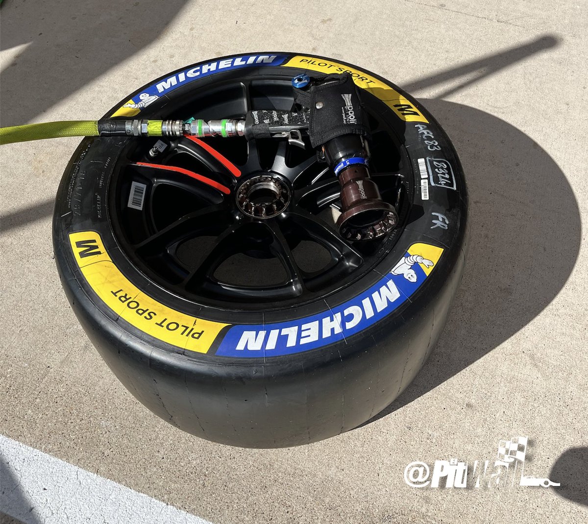 Gama completa de neumáticos Michelin de regreso para #LeMans24 test day.

#WEC reconociendo La Sarthe el próximo domingo 8 de junio.

⚪️ Pilot Soft - Suaves
🟡 Pilot Medium - Medios
🔴 Pilot Hard - Duros
🔵 Pilot Wet - Lluvia

#MichelinLeMans24

📷 <a href="/Michelin_Sport/">Michelin Motorsport</a> y <a href="/ElPitWall/">Omar Álvarez ⏱️</a>