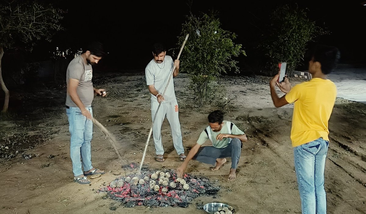 शहर की दवा
और गाँव की हवा बराबर होती है.!
ये आनंद और सुकून गांव में ही संभव है 🙏🏻 छोटे भाइयों के साथ दाल बाटी का सुख.....
#VillageVibes 
#deshi 
#NatureLover 
#social 
<a href="/HaveliPariwar/">Haveli Pariwar</a> 
<a href="/Tharshree/">Mahendra Singh Taratra</a>