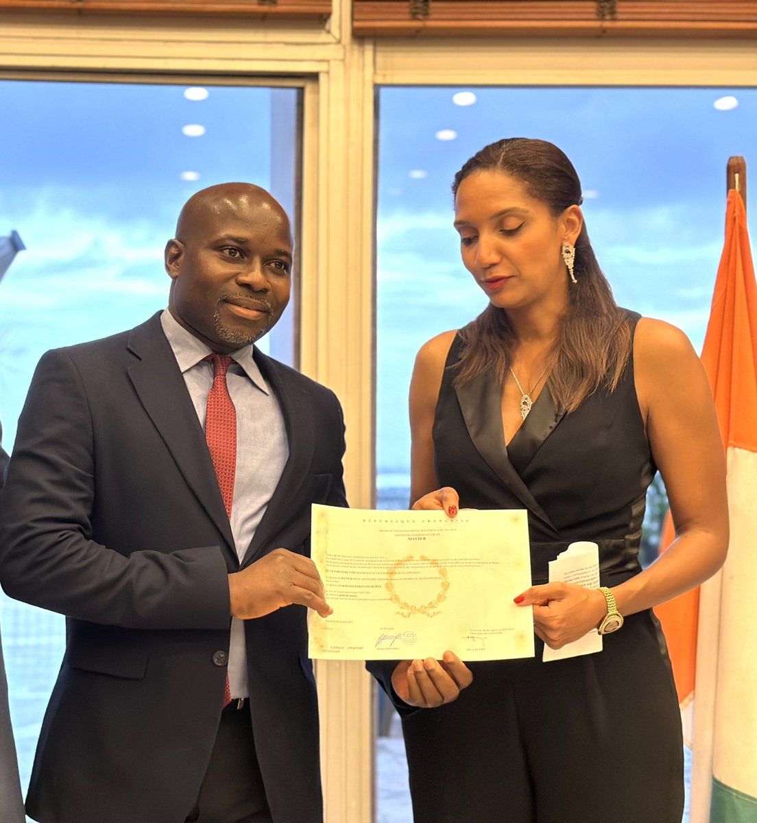 FranceCIV's tweet photo. 🎓 Depuis 1986, le Campus #AFD a formé 226 étudiants ivoiriens 🇨🇮, dont 33 dans le cadre du Master MODEV.

4️⃣ nouveaux diplômés ont été mis à l’honneur à la résidence de France, en présence de la Directrice Afrique, du Directeur de l’AFD 🇨🇮 et de l’ambassadeur de France. 🎉 https://t.co/2JPYG3rXqx