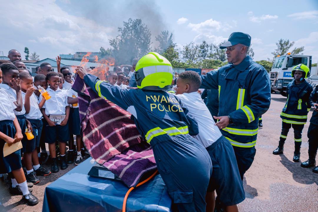 Sam Kabera (@sam_kabera) on Twitter photo Kuri uyu wa Kabiri,Abanyeshuri 223 bo ku bigo by'amashuri abanza bitatu byo mu Mujyi wa Kigali: Saint Anne de Kigali, Ecole Primaire et Maternelle Saint Gabriel na Rise to Shine Nursery and Primary School, basuye icyicaro gikuru cya Polisi y’u Rwanda.
<a href="/Rwandapolice/">Rwanda National Police</a> Kuri uyu wa Kabiri,Abanyeshuri 223 bo ku bigo by'amashuri abanza bitatu byo mu Mujyi wa Kigali: Saint Anne de Kigali, Ecole Primaire et Maternelle Saint Gabriel na Rise to Shine Nursery and Primary School, basuye icyicaro gikuru cya Polisi y’u Rwanda.
<a href="/Rwandapolice/">Rwanda National Police</a>