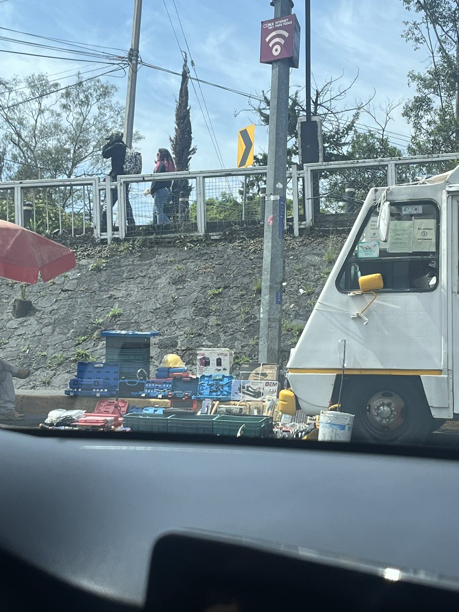 Tercer día de protesta, sigue el ambulantaje en la cuchilla de Magisterio Nacional, con congreso, y Matamoros con Insurgentes.
Esta cuchilla se ha vuelto un caos entre esto, los talleres mecánicos y los taxis piratas <a href="/Gabyosoriohdz/">Gaby Osorio</a> <a href="/TlalpanAl/">Alcaldía Tlalpan</a> <a href="/UCS_GCDMX/">Unidad de Contacto del Secretario SSC CDMX</a> <a href="/Claudiashein/">Claudia Sheinbaum Pardo</a>
