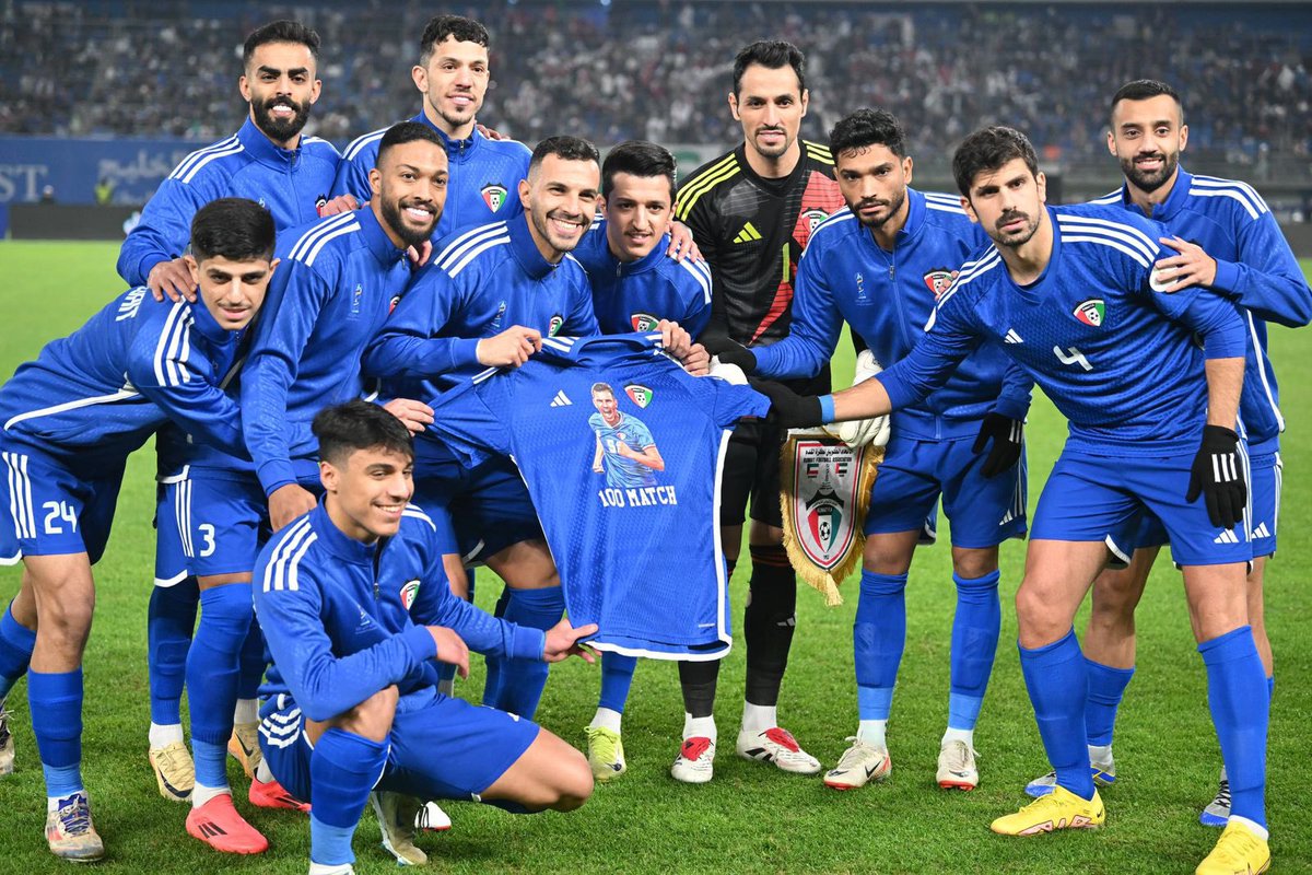 فهد الهاجري لاعب المنتخب الكويتي في حال مشاركته أمام ( فلسطين و كوريا الجنوبية ) سيصل الى 100 مباراة دولية مع الأزرق.
.
.
علماً بأن اللاعب إحتفل خلال بطولة كأس الخليج الأخيرة بوصوله الى المباراة المئوية!

#الكويت