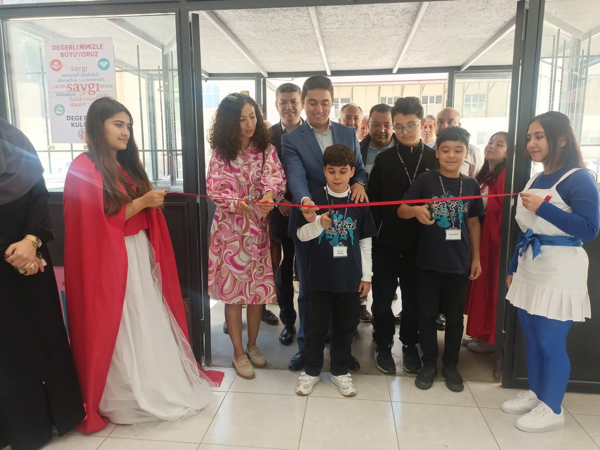 TC_ANDIRIN's tweet photo. İlçemizde okullarımızın yıl boyunca yapmış olduğu etkinliklerden seçilerek gerçekleştirilen “Yılsonu Sosyal Kulüpler Festivali” İlçe Milli eğitim tarafından düzenlenen etkinliğe katılım sağlayan tüm okullarımızın idareci, öğretmen ve öğrencilerini kutluyoruz. https://t.co/vNMNHRaFxd