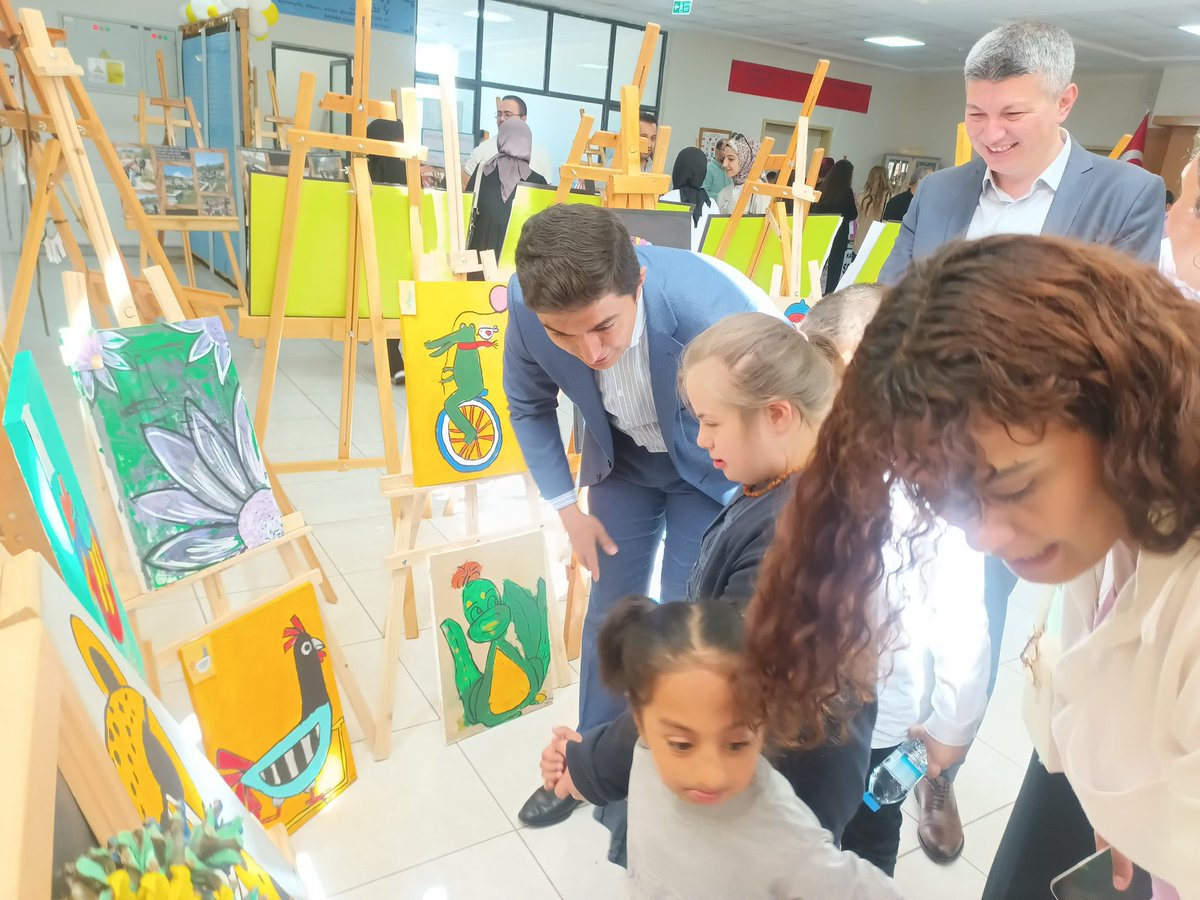 İlçemizde okullarımızın yıl boyunca yapmış olduğu etkinliklerden seçilerek gerçekleştirilen “Yılsonu Sosyal Kulüpler Festivali” İlçe Milli eğitim tarafından düzenlenen etkinliğe katılım sağlayan tüm okullarımızın idareci, öğretmen ve öğrencilerini kutluyoruz.