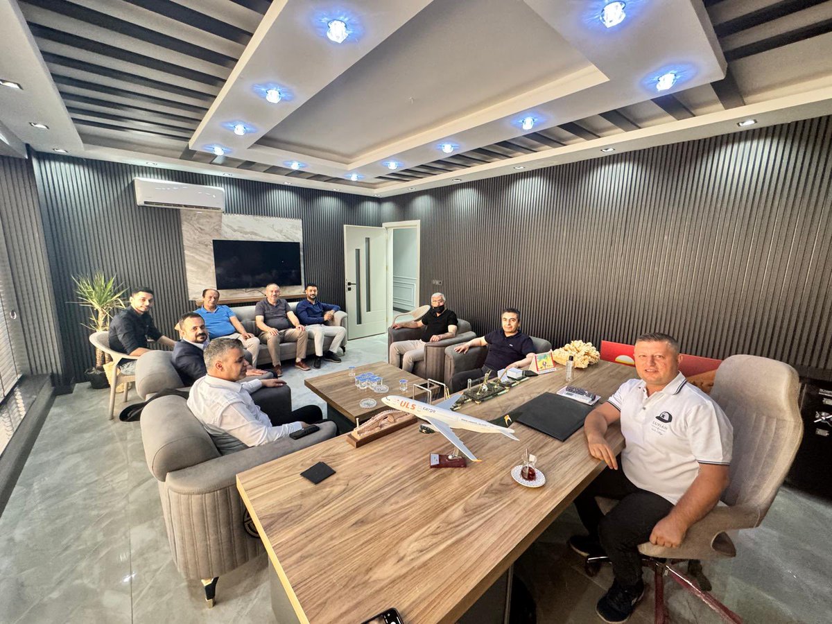 Kahta İlçemizin değerli İş adamlarından Shell Petrol sahipleri Sami Karabiber ve Ahmet Fatih Gündüz kardeşlerimi, Sağlık-Sen Adıyaman Şube Başkanımız Yakub Çelik ve Yönetim Kurulu üyelerimiz ile birlikte işyerinde ziyaret ettik.

Misafirperverliği ve samimi muhabbetlerinden