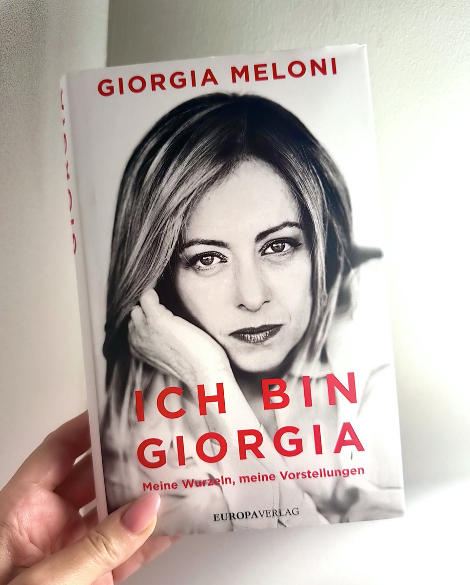 Joana Cotar (@joanacotar) on Twitter photo 155 deutsche Verlage haben das Buch der großartigen <a href="/GiorgiaMeloni/">Giorgia Meloni</a> abgelehnt.
Der <a href="/EuropaVerlag/">Europa Verlag</a> bringt es nun nach Deutschland und ich durfte das erste Exemplar in Händen halten und lesen.
Die Kapitel:
Ich bin Giorgia
Ich bin eine Frau
Ich bin eine Mutter
Ich bin rechts
Ich 155 deutsche Verlage haben das Buch der großartigen <a href="/GiorgiaMeloni/">Giorgia Meloni</a> abgelehnt.
Der <a href="/EuropaVerlag/">Europa Verlag</a> bringt es nun nach Deutschland und ich durfte das erste Exemplar in Händen halten und lesen.
Die Kapitel:
Ich bin Giorgia
Ich bin eine Frau
Ich bin eine Mutter
Ich bin rechts
Ich