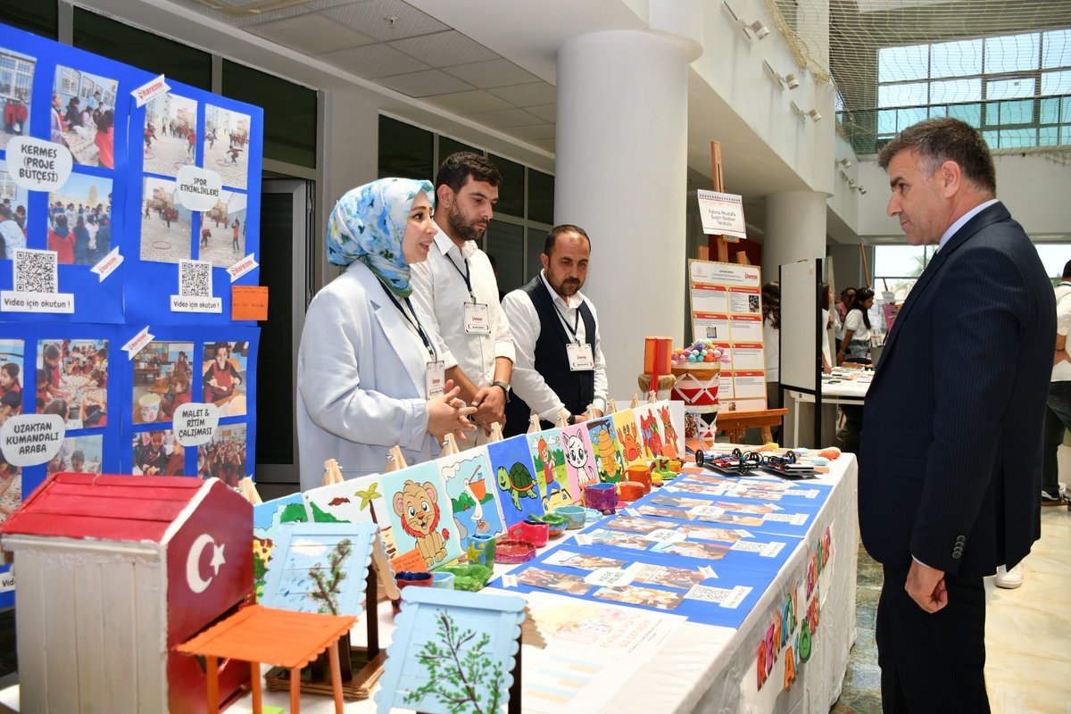 sanliurfammem63's tweet photo. Harezmi Eğitim Modeli Yıl Sonu Sergisi Gerçekleştirildi

Millî Eğitim Bakanlığı tarafından uygulamaya konulan Harezmi Eğitim Modeli kapsamında, ilimiz genelinde yürütülen özgün ve disiplinler arası çalışmaların yer aldığı yıl sonu sergisinin açılışı, İl Millî Eğitim Müdürlüğümüz fuaye alanında gerçekleştirildi.

Serginin açılışını gerçekleştiren İl Millî Eğitim Müdürümüz Sayın Asım Sultanoğlu, stantları tek tek gezerek öğretmen ve öğrencilerden projeler hakkında bilgi aldı. Müdürümüz, öğrencilerin yıl boyunca disiplinler arası bakış açısıyla geliştirdiği ürünleri dikkatle inceledi ve ortaya konulan emek dolu çalışmaları takdir etti.

Harezmi Eğitim Modeli’nin, öğrencilerin iş birliği içerisinde üretmelerini, problem çözme becerilerini geliştirmelerini ve farklı disiplinleri entegre etmelerini sağladığını belirten Sultanoğlu, bu sürecin öğretmenlerin rehberliğiyle daha da güçlendiğini ifade etti.

Sayın Müdürümüz, sergide görev alan tüm öğretmenlerimize ve öğrencilere emeklerinden dolayı teşekkür ederek başarılarının devamını diledi.