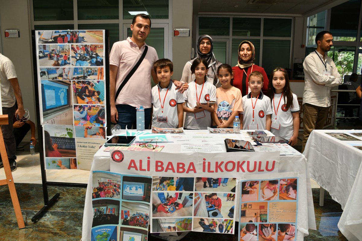 sanliurfammem63's tweet photo. Harezmi Eğitim Modeli Yıl Sonu Sergisi Gerçekleştirildi

Millî Eğitim Bakanlığı tarafından uygulamaya konulan Harezmi Eğitim Modeli kapsamında, ilimiz genelinde yürütülen özgün ve disiplinler arası çalışmaların yer aldığı yıl sonu sergisinin açılışı, İl Millî Eğitim Müdürlüğümüz fuaye alanında gerçekleştirildi.

Serginin açılışını gerçekleştiren İl Millî Eğitim Müdürümüz Sayın Asım Sultanoğlu, stantları tek tek gezerek öğretmen ve öğrencilerden projeler hakkında bilgi aldı. Müdürümüz, öğrencilerin yıl boyunca disiplinler arası bakış açısıyla geliştirdiği ürünleri dikkatle inceledi ve ortaya konulan emek dolu çalışmaları takdir etti.

Harezmi Eğitim Modeli’nin, öğrencilerin iş birliği içerisinde üretmelerini, problem çözme becerilerini geliştirmelerini ve farklı disiplinleri entegre etmelerini sağladığını belirten Sultanoğlu, bu sürecin öğretmenlerin rehberliğiyle daha da güçlendiğini ifade etti.

Sayın Müdürümüz, sergide görev alan tüm öğretmenlerimize ve öğrencilere emeklerinden dolayı teşekkür ederek başarılarının devamını diledi.