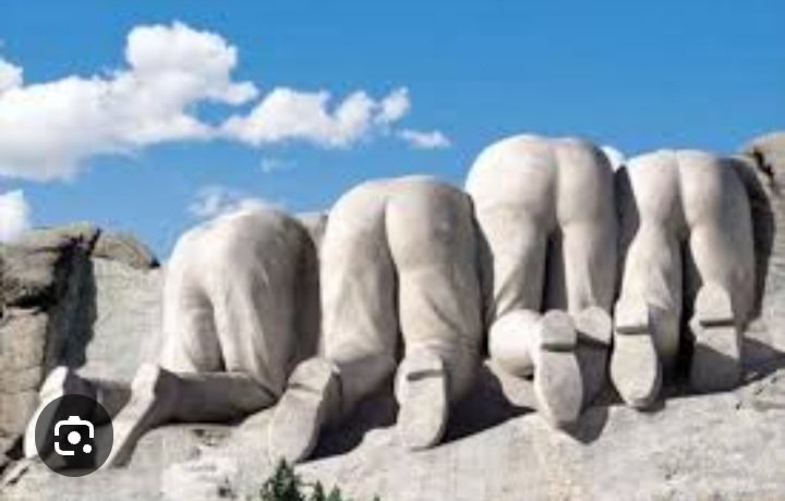 Monumento eretto alla passività del popolo italiano.